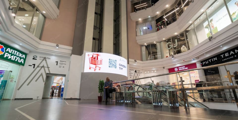 Гибкий LED экран в торговом центре «Гостиный двор»